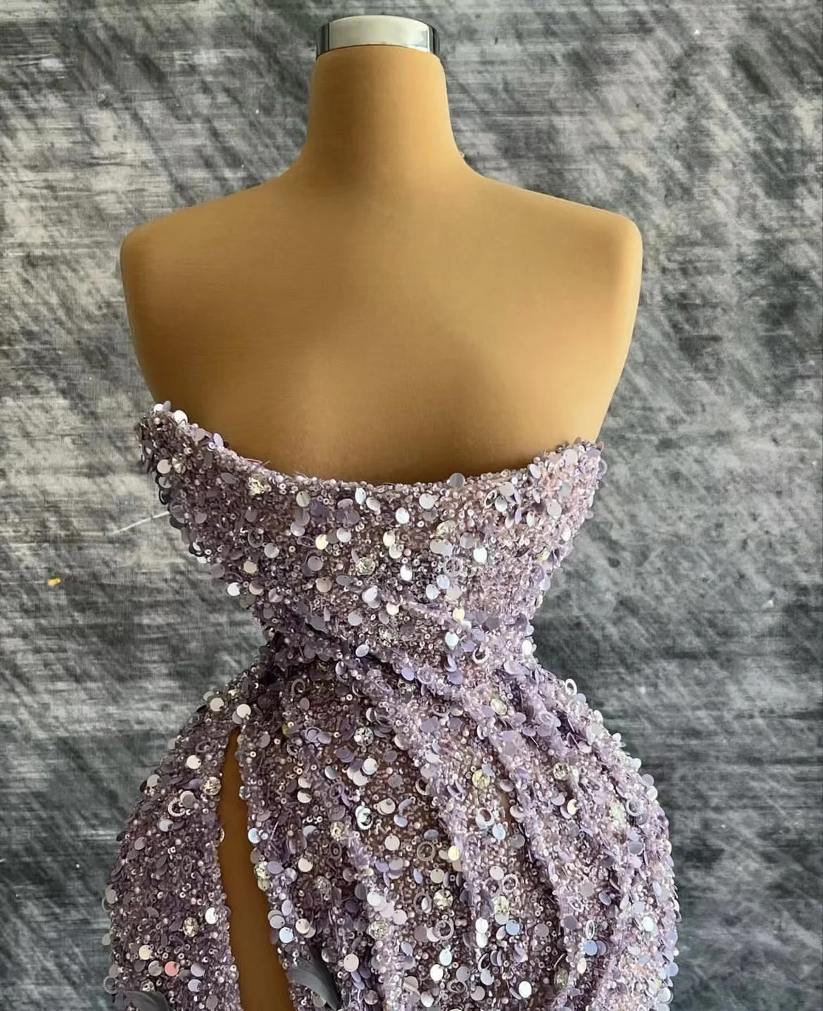 2023 Светло лилави русалка абитуриентски рокли от рамото Sequined къдри страничен прорез етаж дължина вечерна рокля обичай халати De Soirée