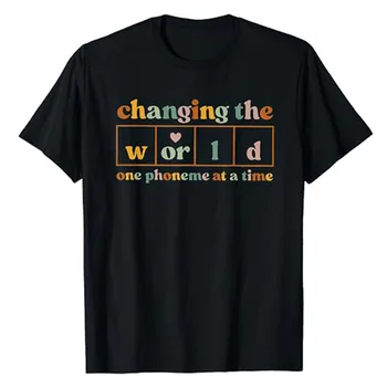 Промяна на света Една фонема в даден момент Тениска за учител по дислексия Писма Печатни поговорки Графичен Tee върховете Смешни подаръци за учители